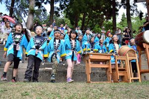 「闘牛の歌」を歌う東山小学校児童の画像