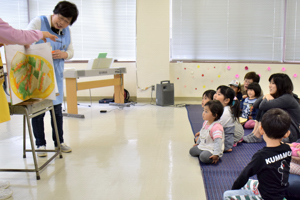 大型絵本に見入る子どもたちの画像