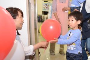 風船をもらう子どもの画像