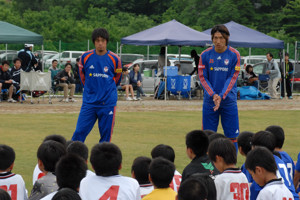 アルビレックス新潟の三門選手と村上選手の画像