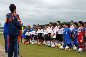 緊張した面持ちで話しを聞く子どもたちの画像