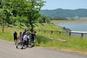 山本山調整池を歩く参加者の画像