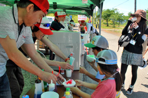 かき氷を受け取る子どもたちの画像