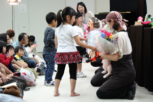 ちょうちん座のみなさんに花束を手渡す子どもたちの画像