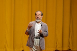 講演をする鎌田實さんの画像