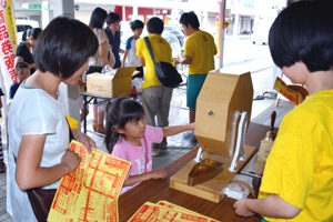 ガラポン抽選の参加する子どもの画像