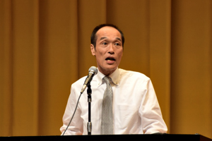 講演する東国原英夫さんの画像