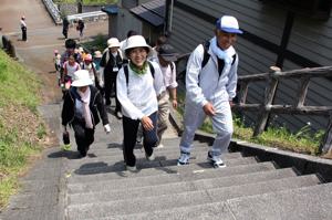 元町の階段を歩く参加者の画像