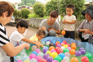 水ヨーヨー釣りを楽しむ家族の画像