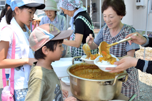 カレーをもらう子どもの画像