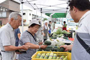 野菜などを購入するお客さんの画像