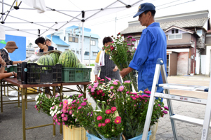 盆花を購入するお客さんの画像