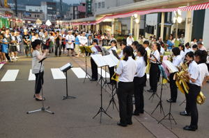 演奏をする中学校吹奏楽部の生徒の画像