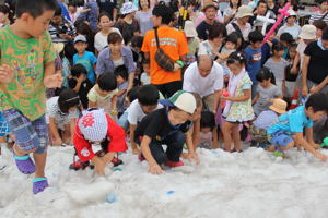 雪山で宝探しをする子どもたちの画像