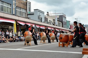 小千谷太鼓を披露している画像