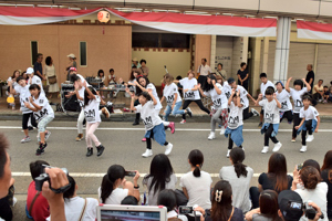 ダンスを披露する子どもたちの画像