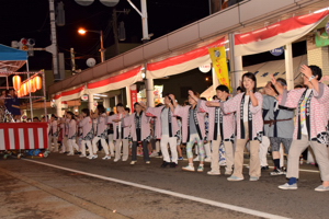 盆踊りに参加するみなさんの画像