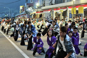 よさこい出場団体による総踊りの画像