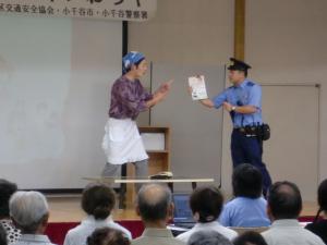 オレオレ詐欺の寸劇を演じる警察署員の画像