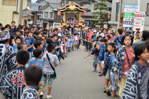 町内を練り歩く祭り屋台の画像