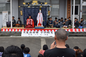 小学生による巫女爺踊りの画像