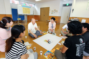 輪になって自己紹介する参加者と谷井靖夫市長の画像