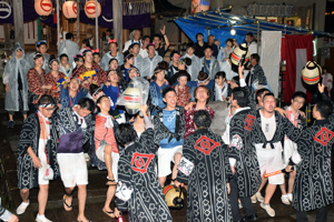 浅原神社の前で木遣りを歌う若者たちの画像