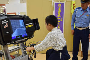 自転車シュミレーターを体験する来場者の画像