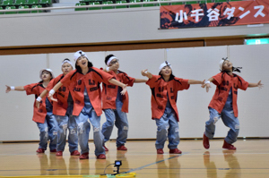 元気にダンスを踊る参加者の画像