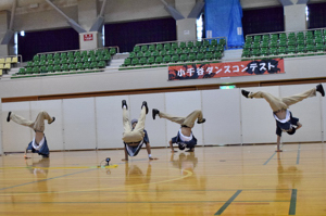 ハイレベルなダンスを披露する参加者の画像