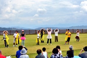 踊りを披露する支援学校の生徒の画像