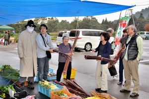 仮装した店員とお客さんの画像