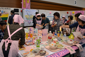 食事バランスについて学ぶ来場者の画像