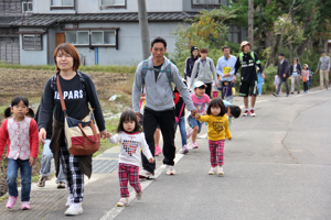 一生懸命に歩く子どもの画像