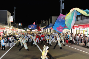 よさこいを踊る参加者の画像