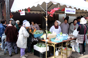 地元野菜などを販売している画像