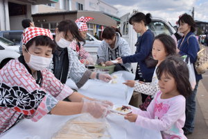 餅を受け取る来場者の画像