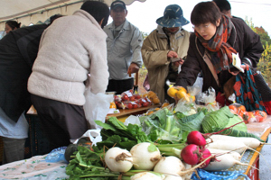 野菜を買い求める来場者の画像