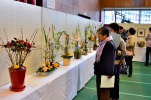 生け花を見る来場者の画像