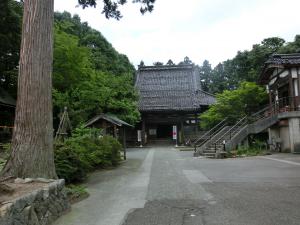 木々に囲まれた浄照寺本堂