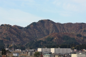 市街地から見た時水城の全景の画像