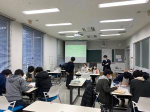 学生11名が3グループに分かれてグループワークを行っている画像