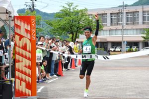 駅伝でトップでゴールする選手の画像