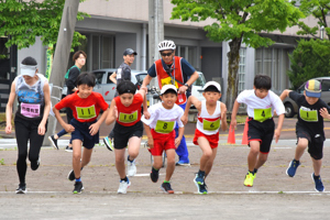 個人レース（男子の部）でスタートする選手の画像