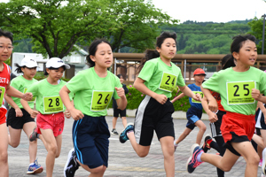 個人レース（女子の部）でスタートする選手の画像