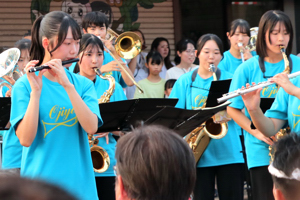 吹奏楽部の学生が演奏をしている画像