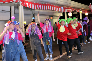 仮装して踊る女性の画像