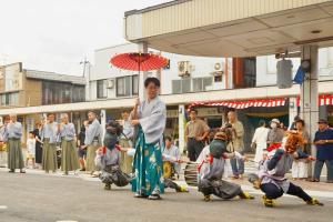 ホントカ。正面の広場で豊年獅子舞が披露されている画像